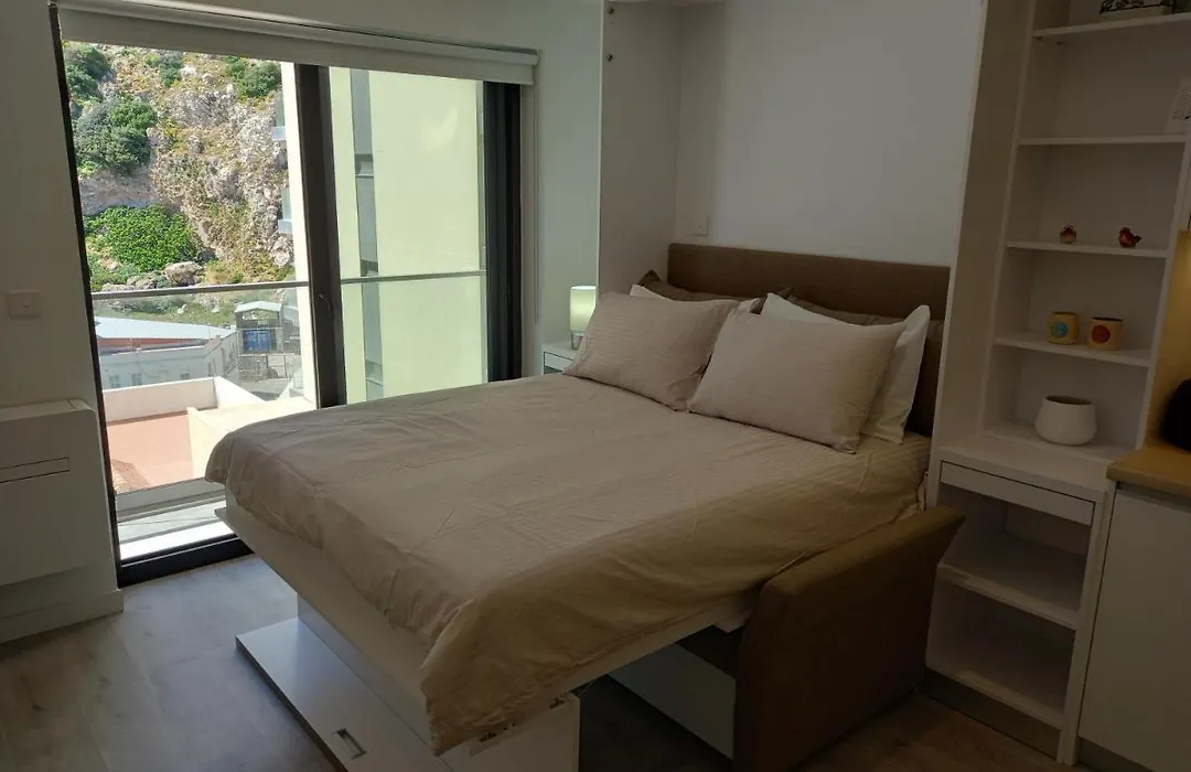 The Hub Studio With Balcony, Wi-Fi & Gym-1