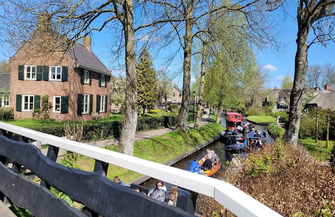 B&B Villa Giethoorn - Canalview, Privacy & Parking-1