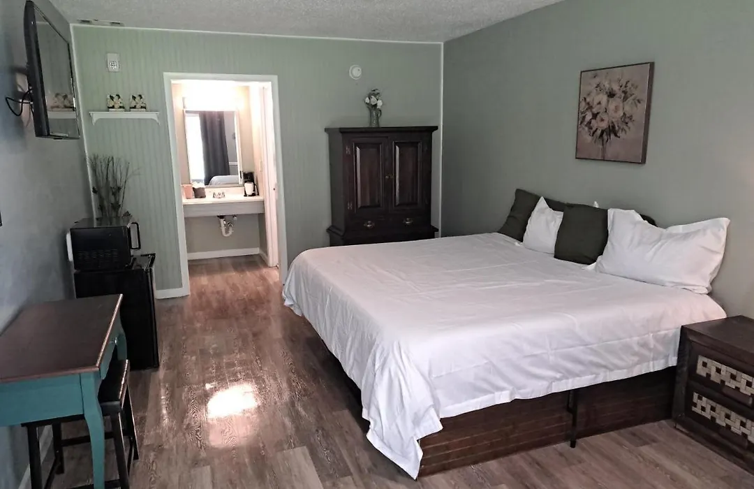 Blue Sky Inn: Pet-Friendly Oasis with Renovated Rooms-1
