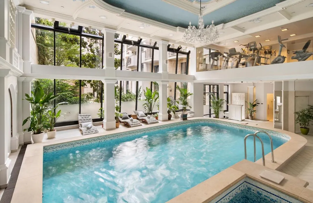 Queen'S Court Hotel & Residence-1