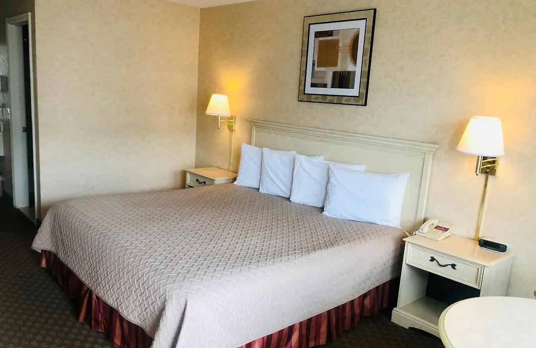 Court Plaza Inn & Suites Of Mackinaw-1