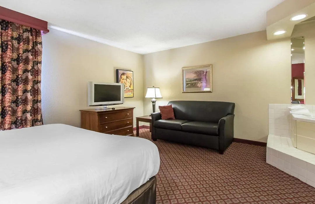 Greenstay Hotel Joplin Missouri-1