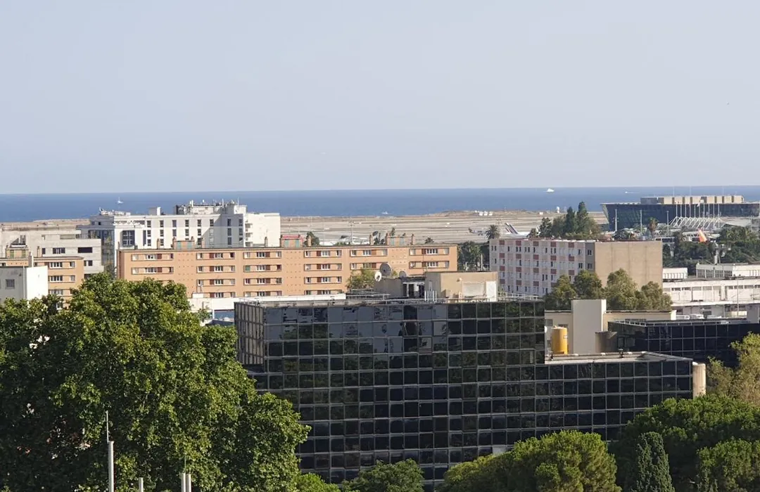 Private room near airport 5 min train 3 min&tram on site, beach 7 min, 2 showers&2 toilets , Chambres privatives proche aéroport 5 min train 3 min et tramway sur place, plage 7 min, 2 douches et 2 wc-1