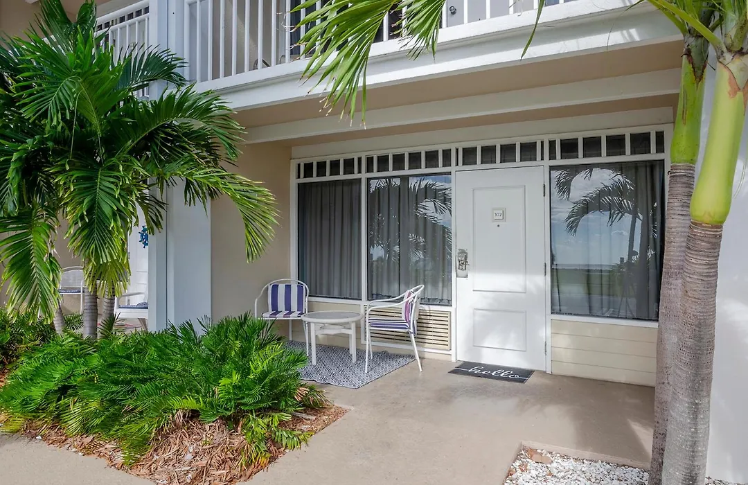 Tampa Bay, Beach Step Away, Wifi, Free Parking,Pools, Jacuzzi-1