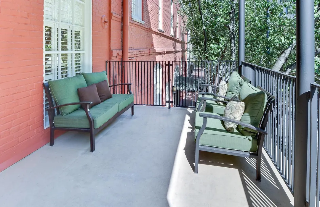 Plaza Suites Downtown New Orleans-1