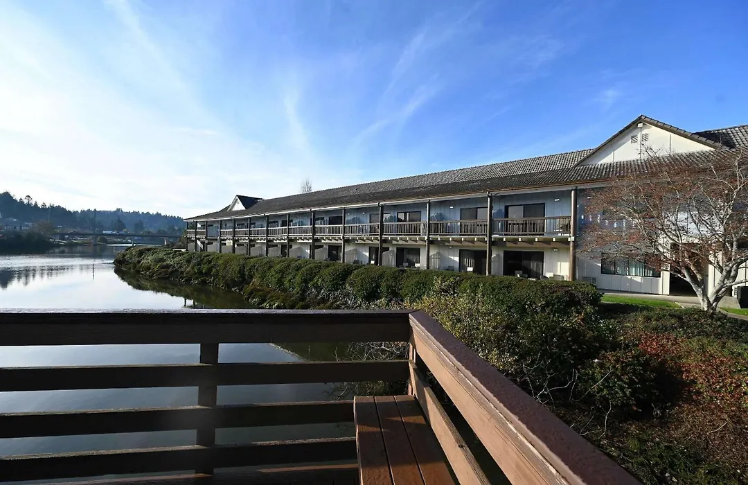 Edgewater Inn And Suites, An Ascend Collection Hotel-1