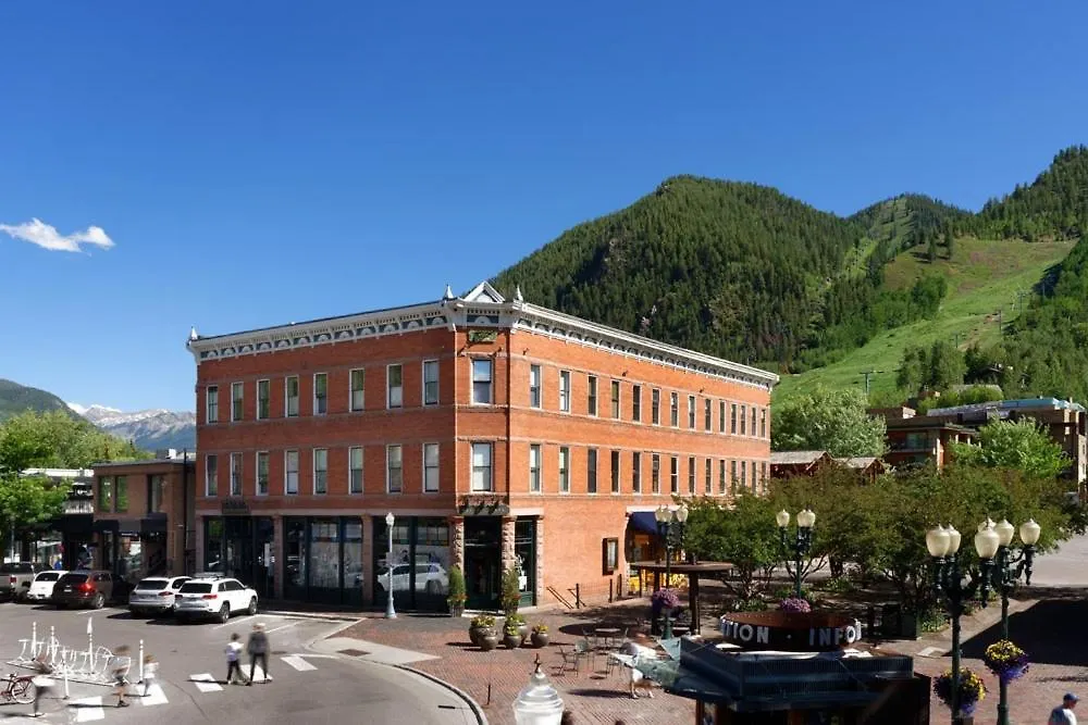 Independence Square Unit 306, Hotel Room With Large Sitting Area & Wet Bar-1