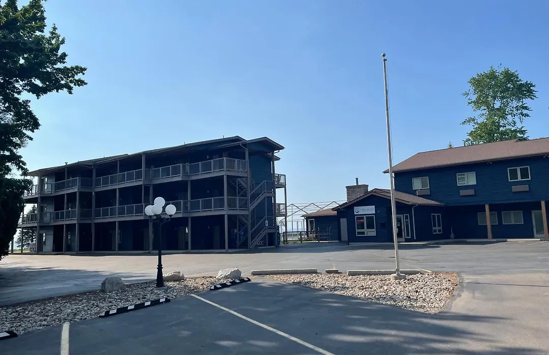 Lake Bluff Inn And Suites-1