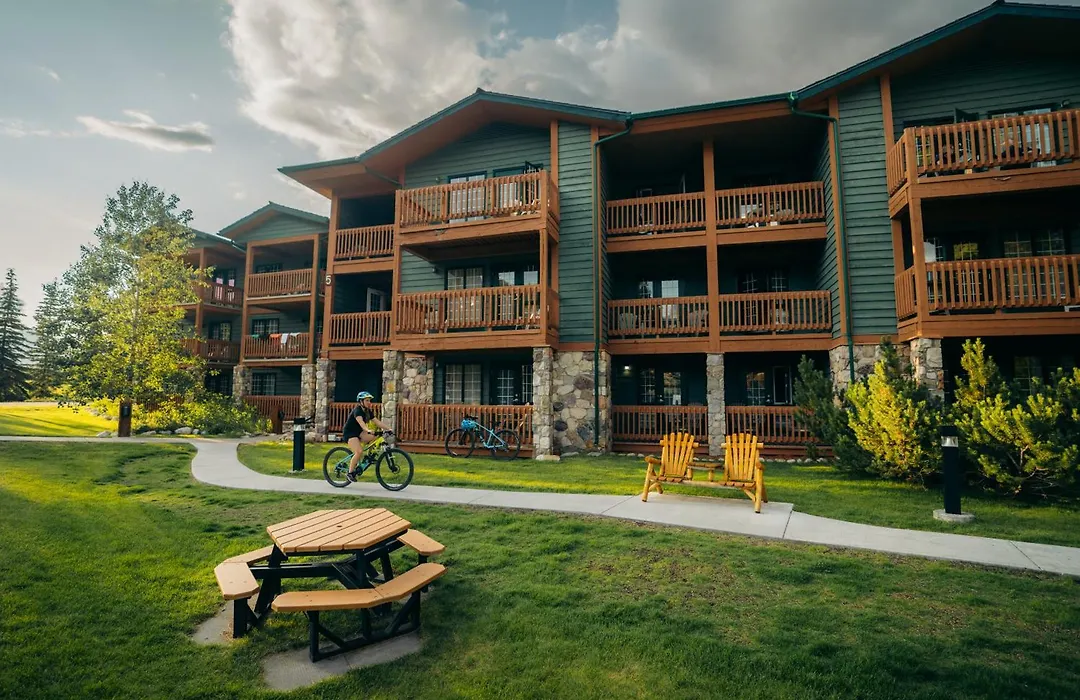 Lake Louise Inn-1