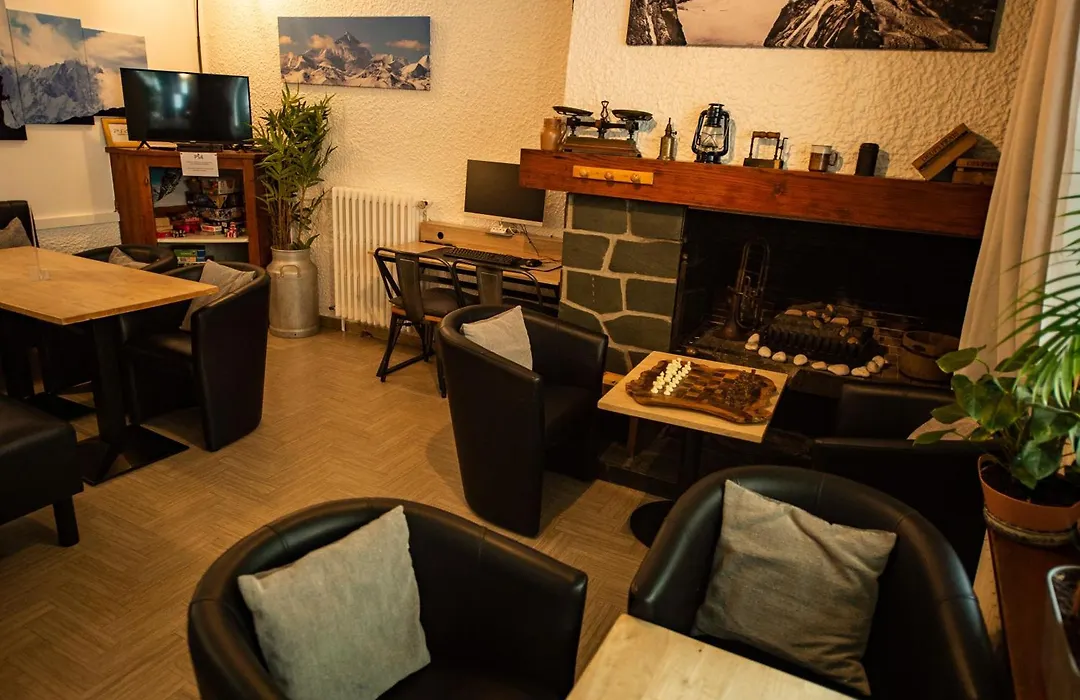 Hotel La Chaumière Garage Moto gratuit À 150 m de la gare SNCF et TMB-1