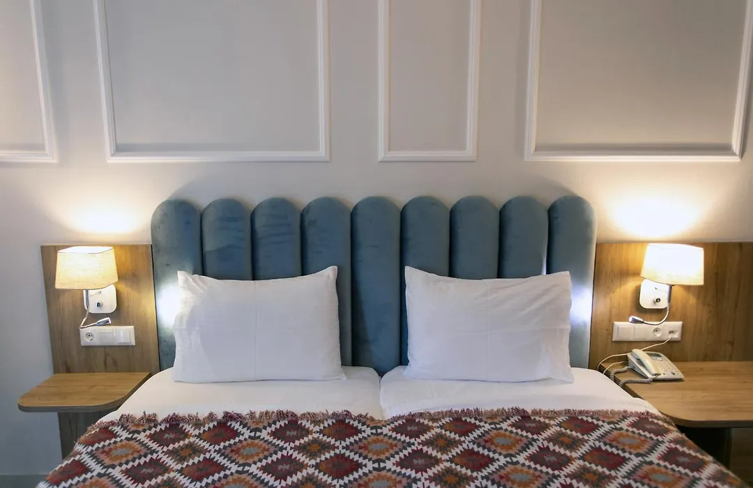 Paradise Hotel-1