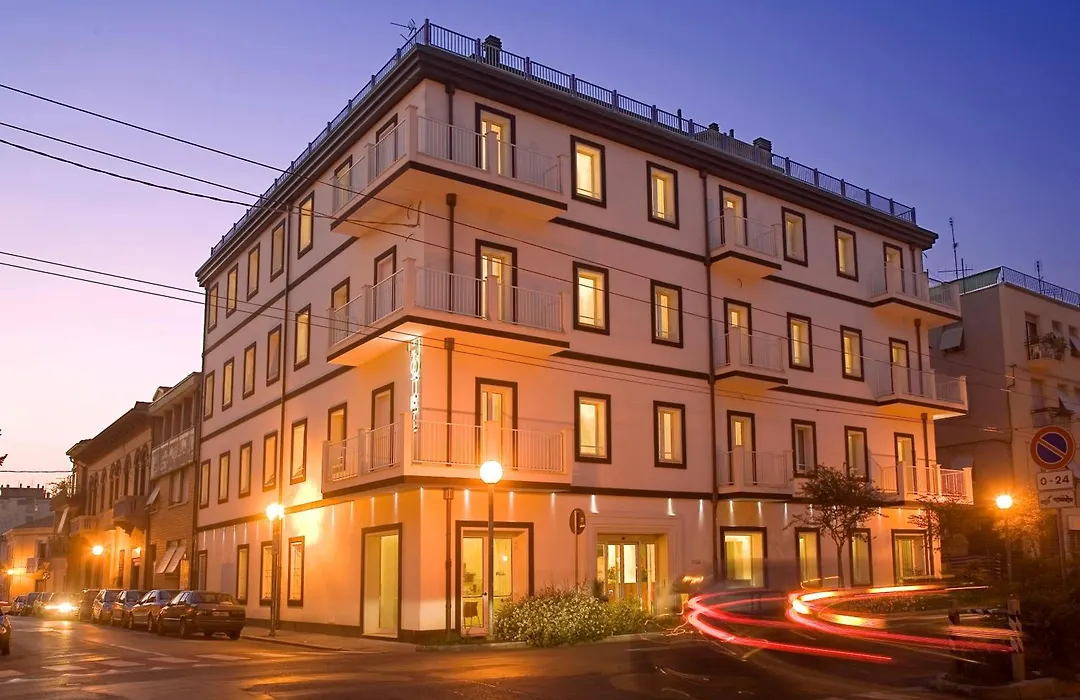 Card International Hotel-1