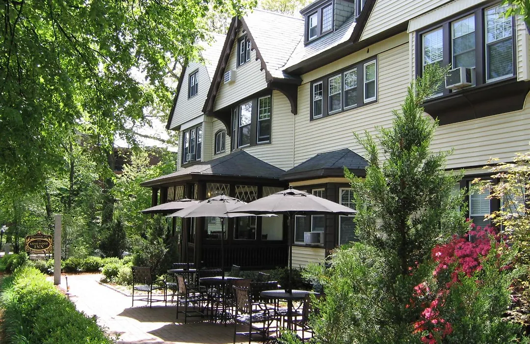 Longwood Inn-1