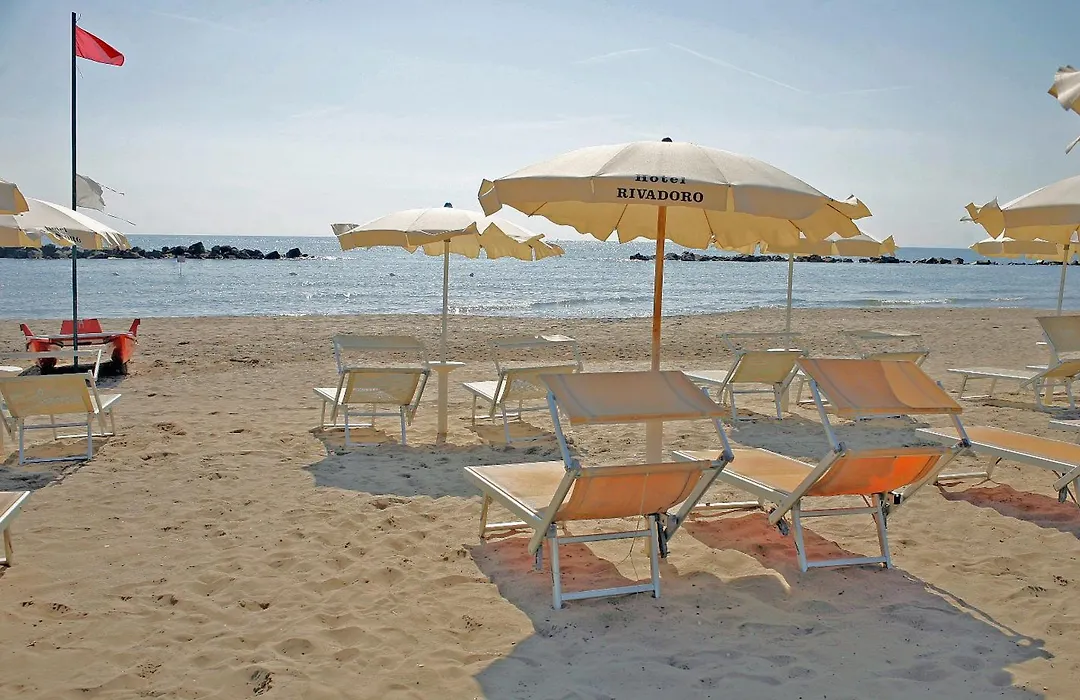 Hotel Rivadoro-Spiaggia ombrellone e lettini-Piscina-Parcheggio-1