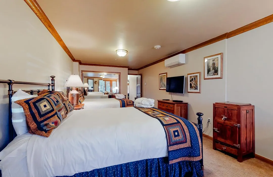 Lion Square Lodge-1