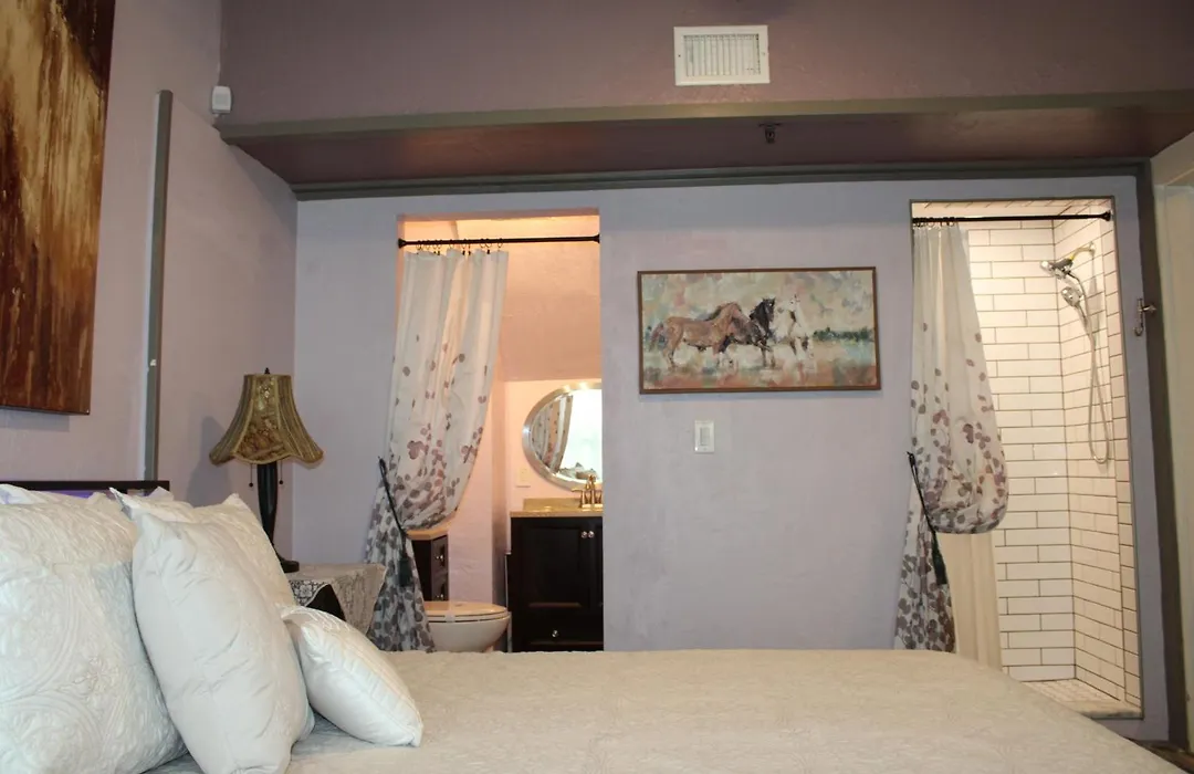 Ms. Maggie'S South Country Inn-1
