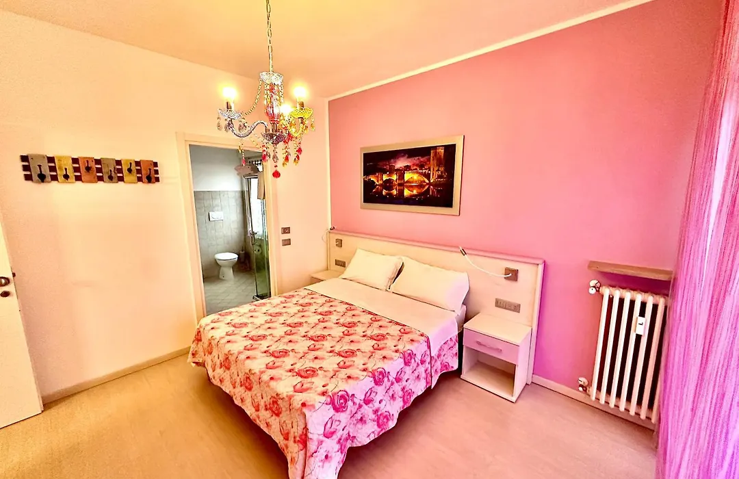 Ai Giardini Rooms -Vicino Ospedale Borgo Trento E Centro Storico-1