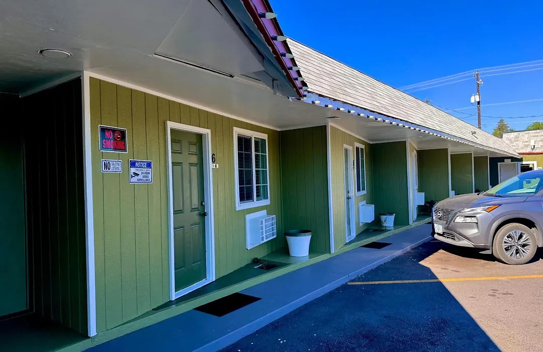 Chalet Motel - Affordable Stay In Central Bend-1