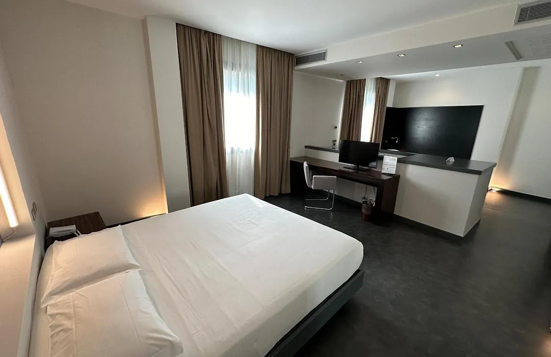 Hotel Cruise-1