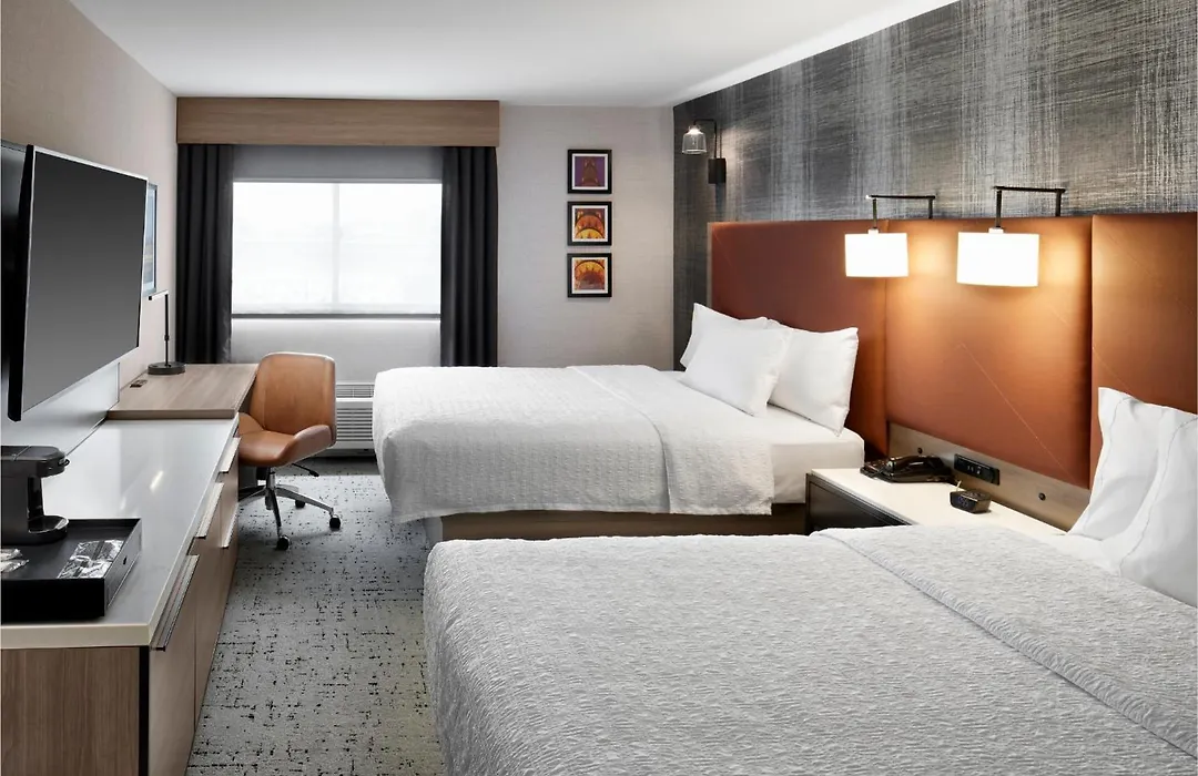 Hampton Inn Newark Airport-1