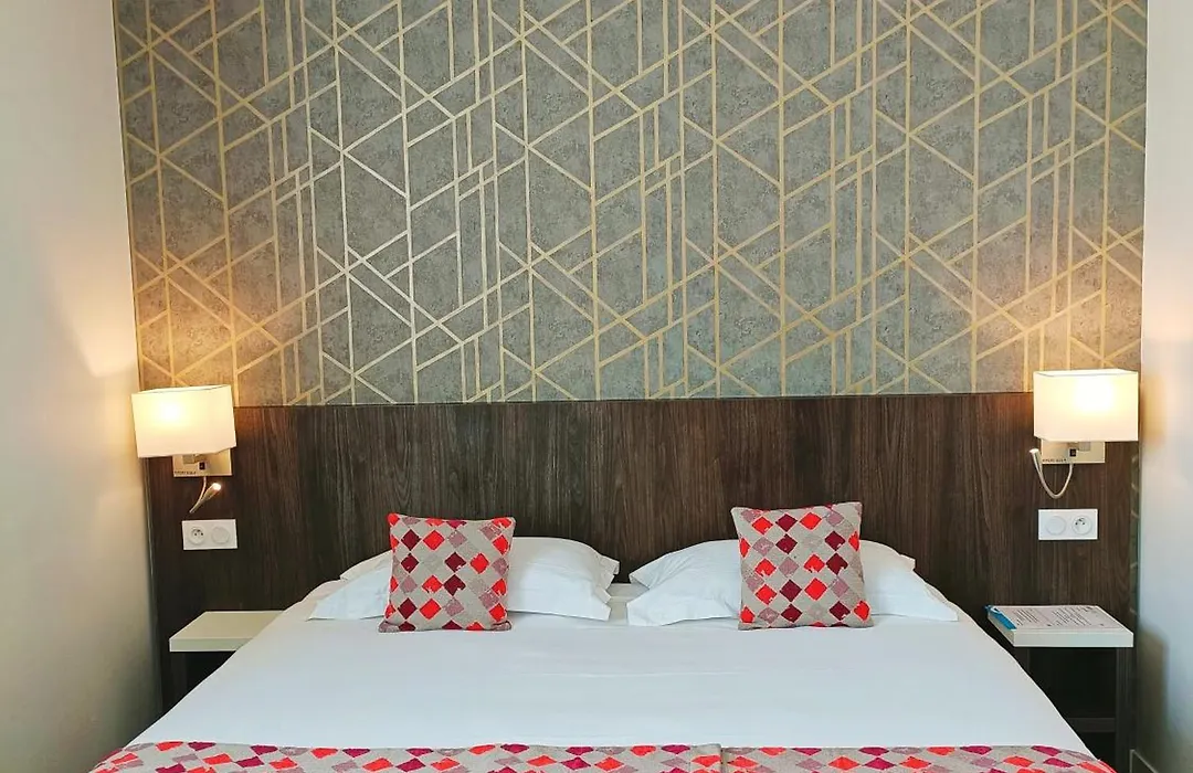 Brit Hotel Ploermel - Hotel de l'Hippodrome-1