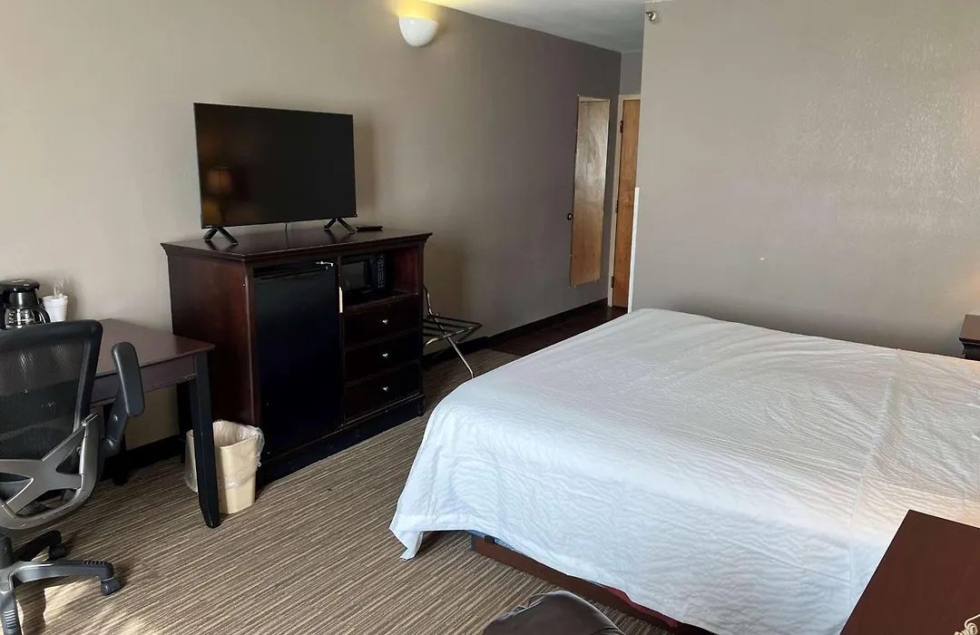Days Inn By Wyndham Pittsburg Ks-1