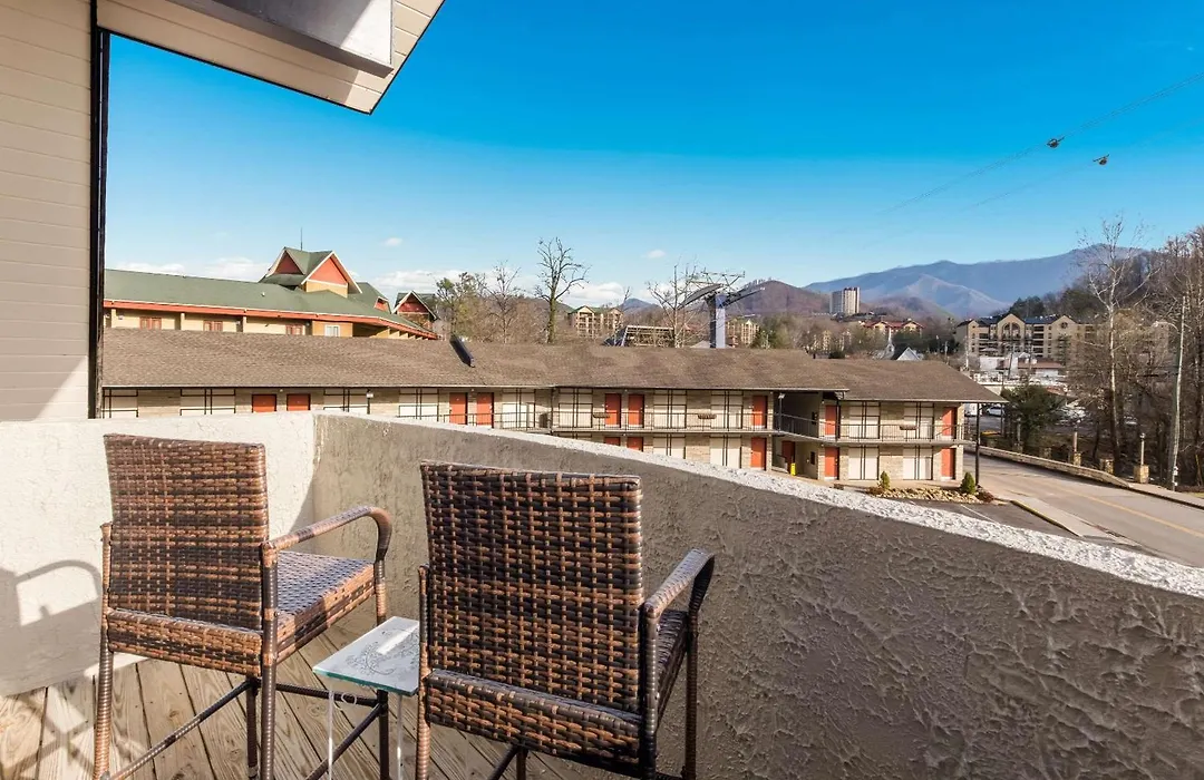 Econo Lodge Inn & Suites On The River-1