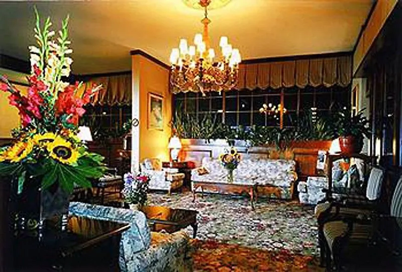Sportsmen'S Lodge Hotel-1