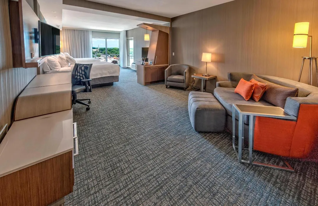 Courtyard By Marriott Westbury Long Island-1