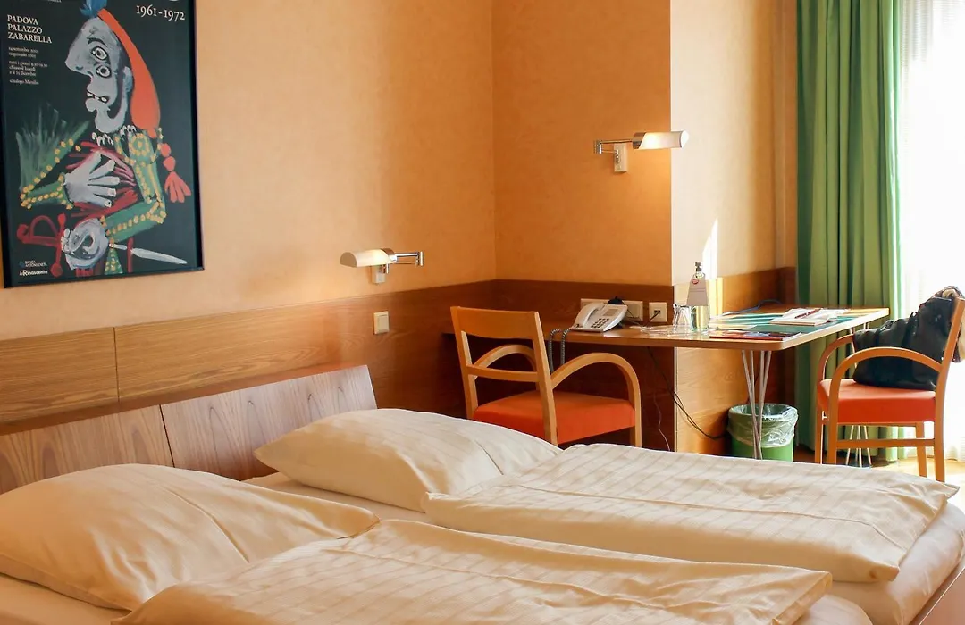 An der Persiluhr Stadt-gut-Hotel-1