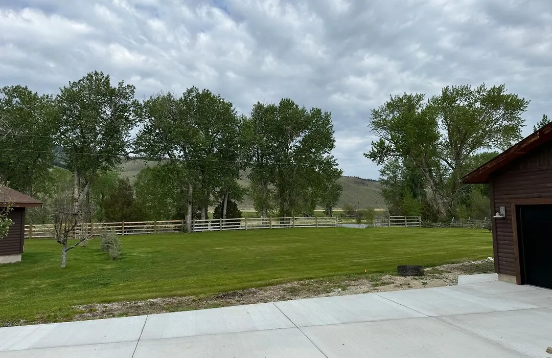 Sportsman Lodge Melrose Mt-1