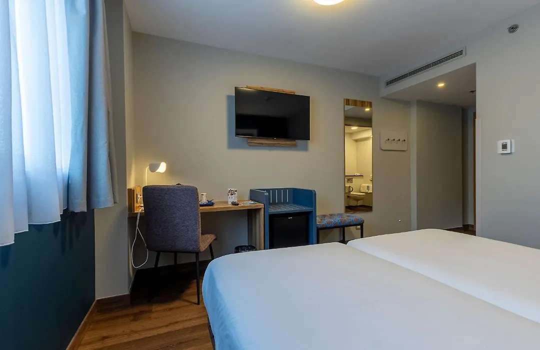 Travelodge Barcelona Poblenou-1