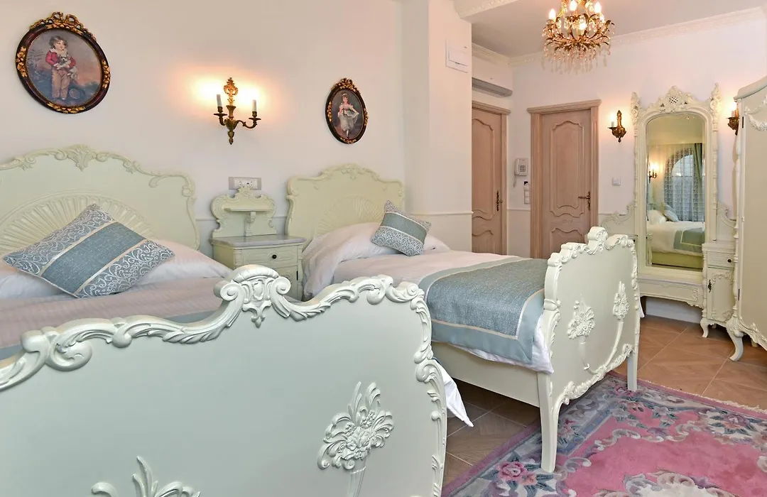 Royal Hotel-1