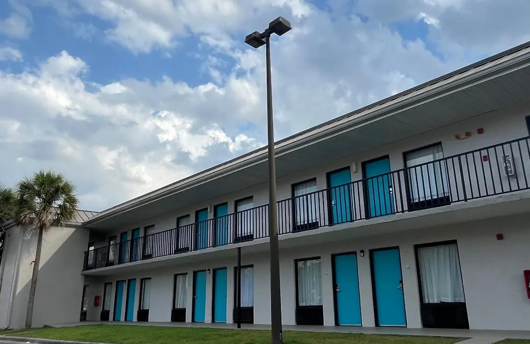 Clarion Inn & Suites Kissimmee-Lake Buena Vista South-1