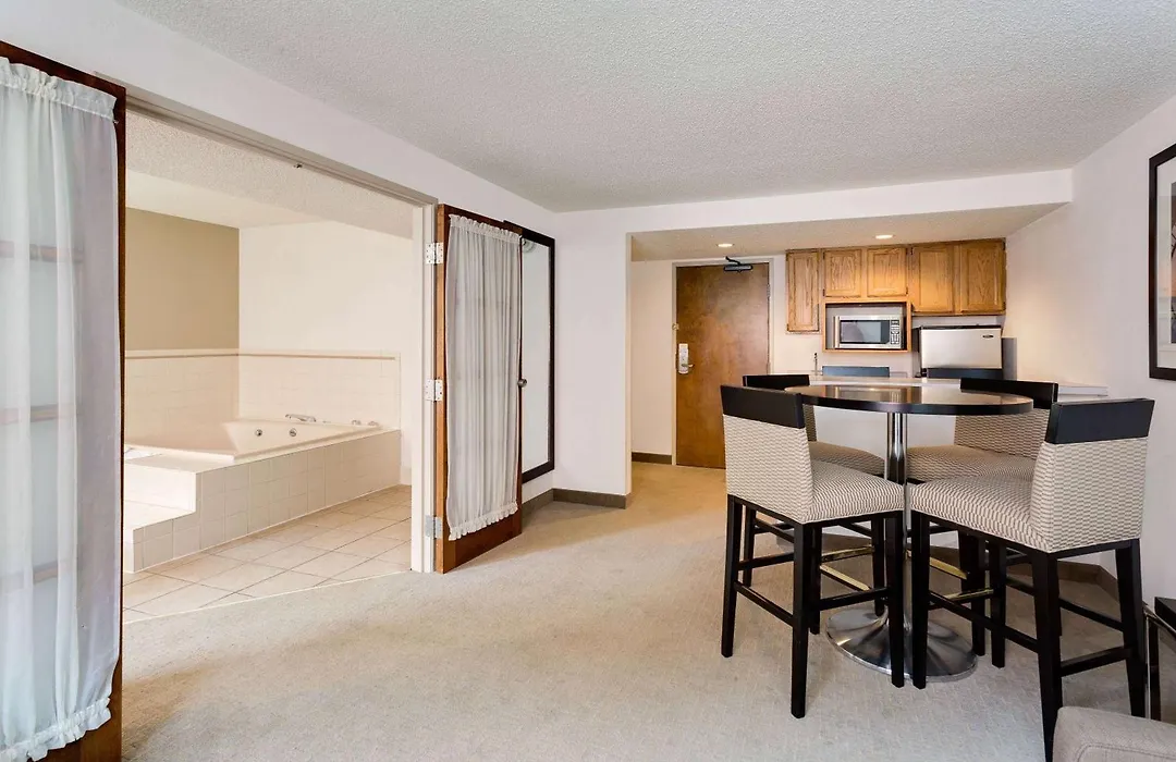 Ramada By Wyndham Marquette-1