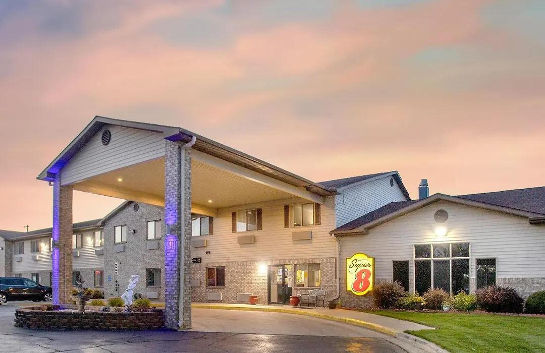 Super 8 By Wyndham Big Rapids-1