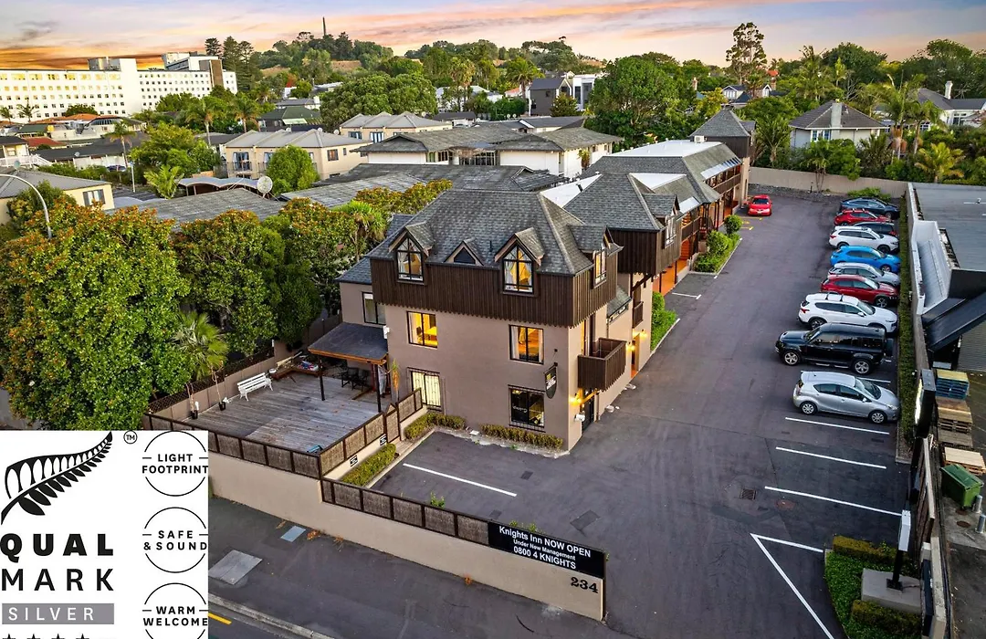 Knights Inn-1