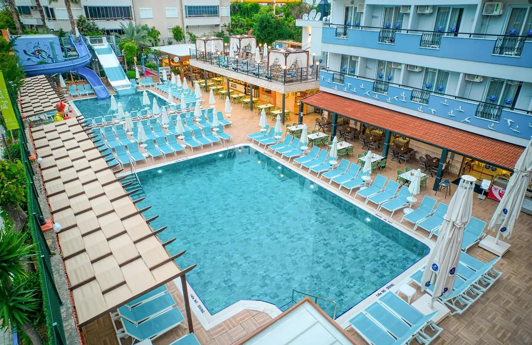 Club Big Blue Suit Hotel-1