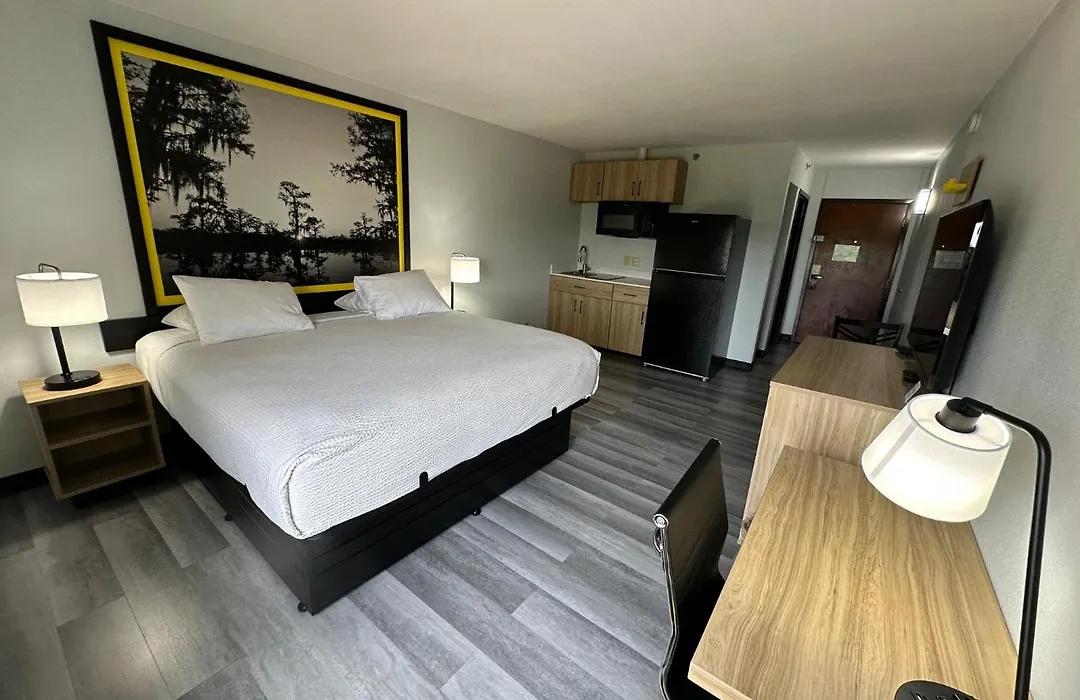 Super 8 By Wyndham Alexandria La-1