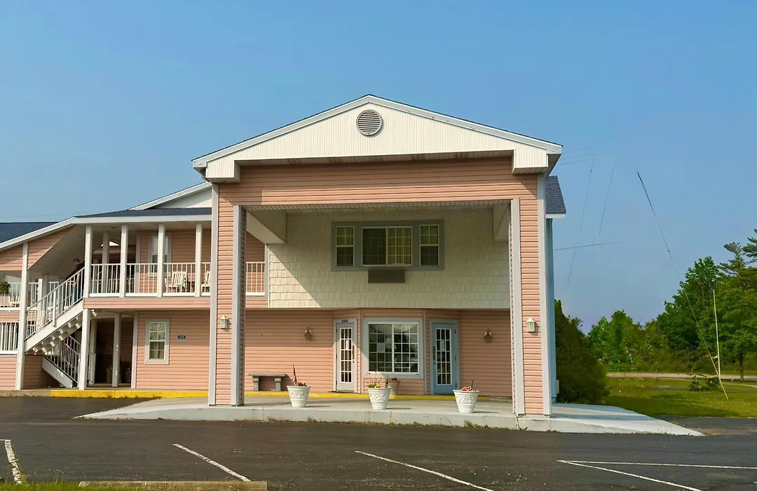 Great Lakes Inn Mackinaw City-1