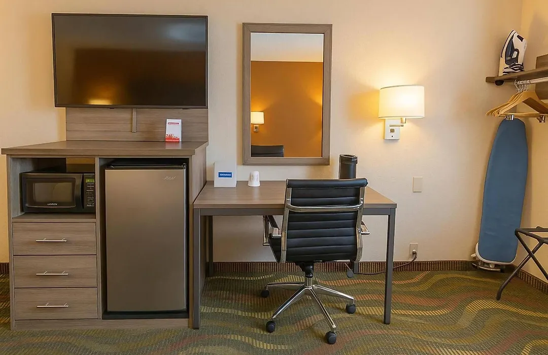 Travelodge By Wyndham Muskegon-1