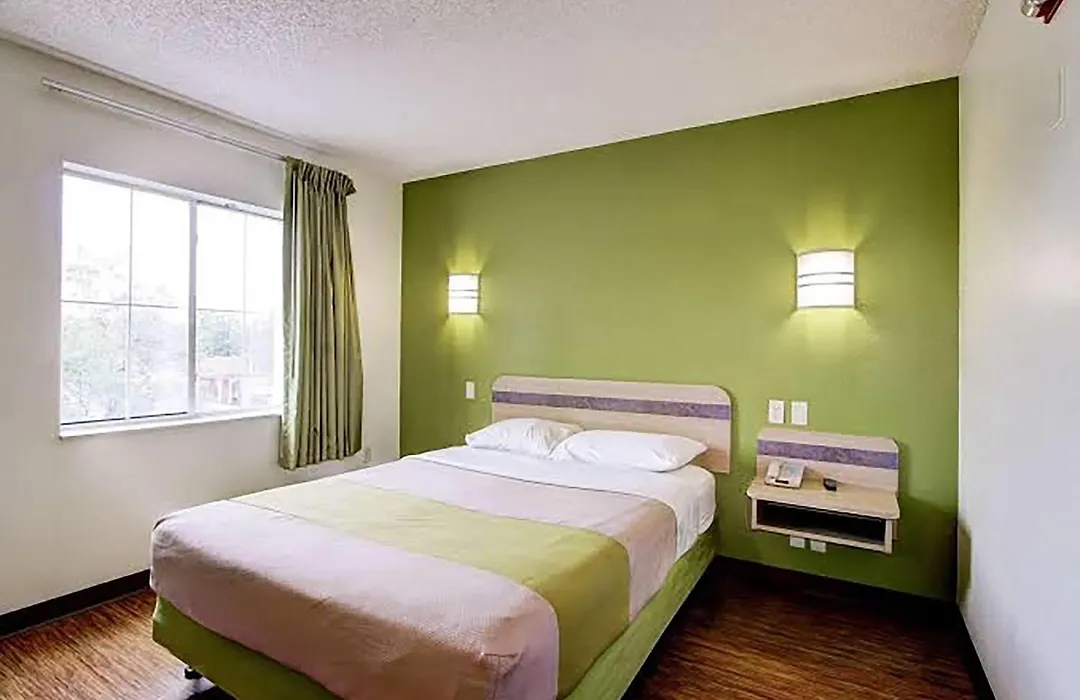 Super 8 By Wyndham Aurora East-1