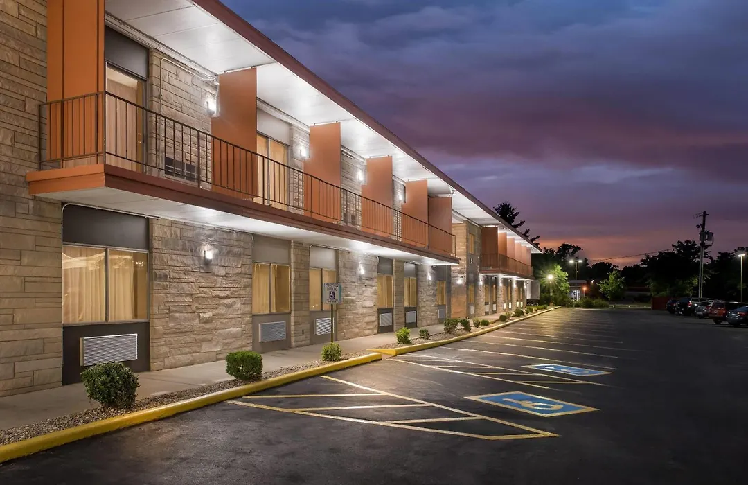 Travelodge By Wyndham Bloomington-1
