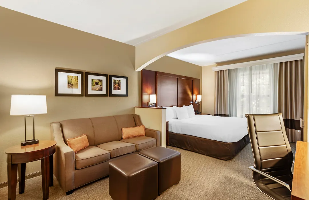 Comfort Suites State College Near Penn State - Steps Away From Psu!-1