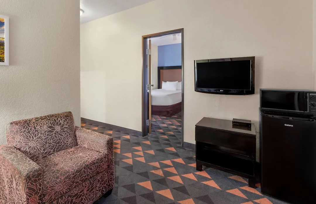 Days Inn By Wyndham Mackinaw City - Bridgeview Area-1