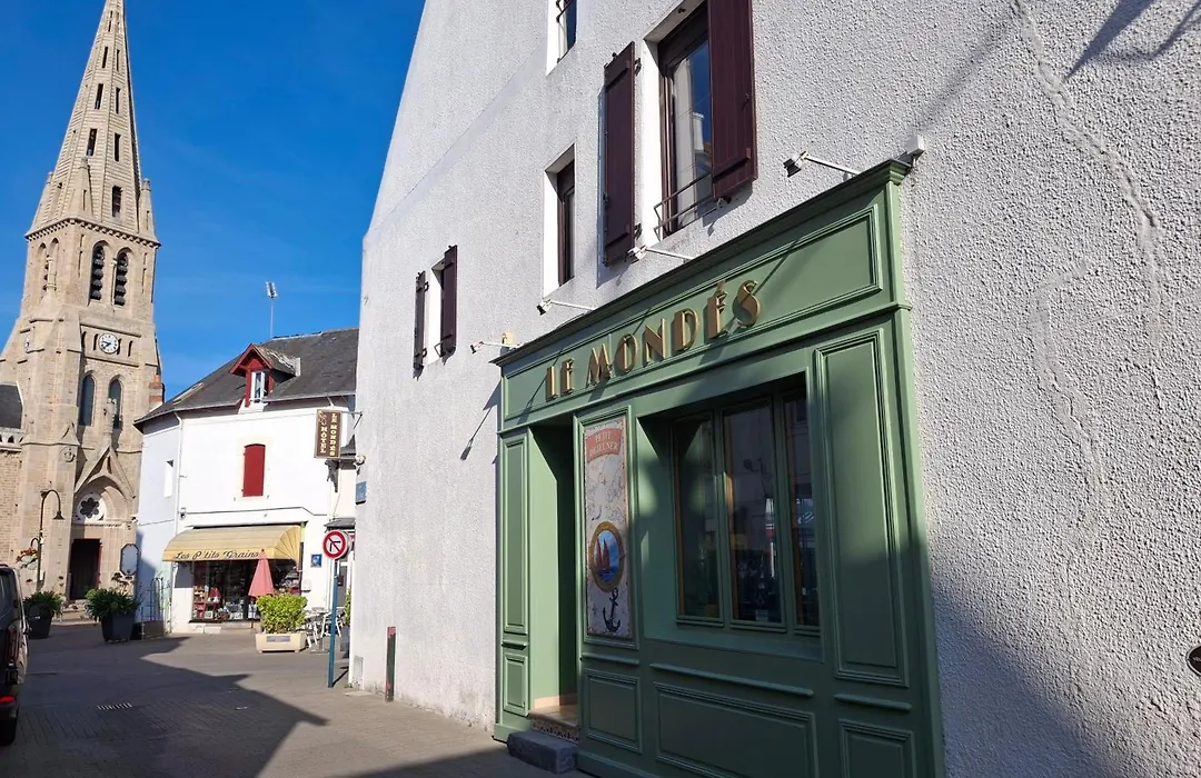Le Mondes-1