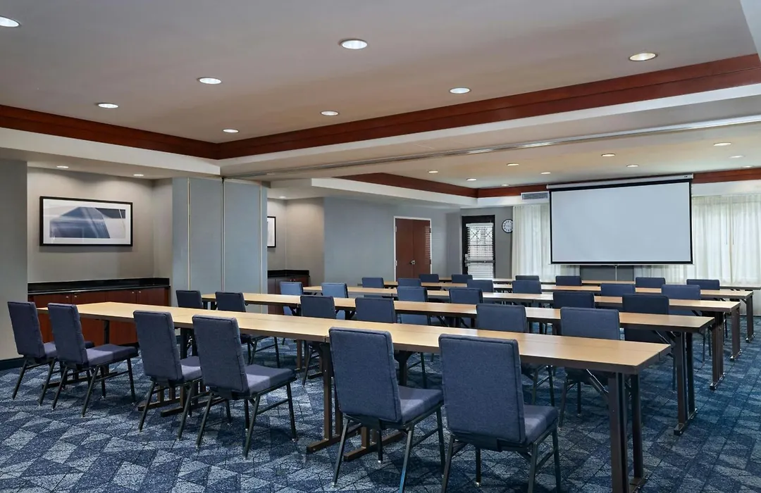 Courtyard By Marriott Omaha Aksarben Village-1