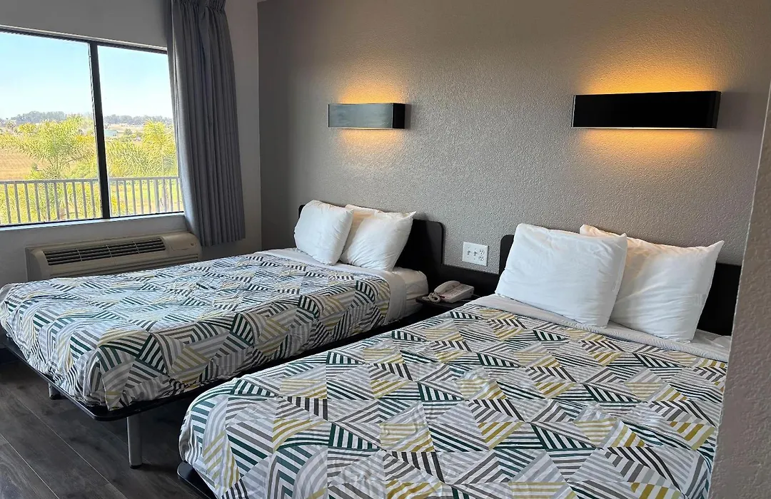 Hotel B5 -Watsonville-1