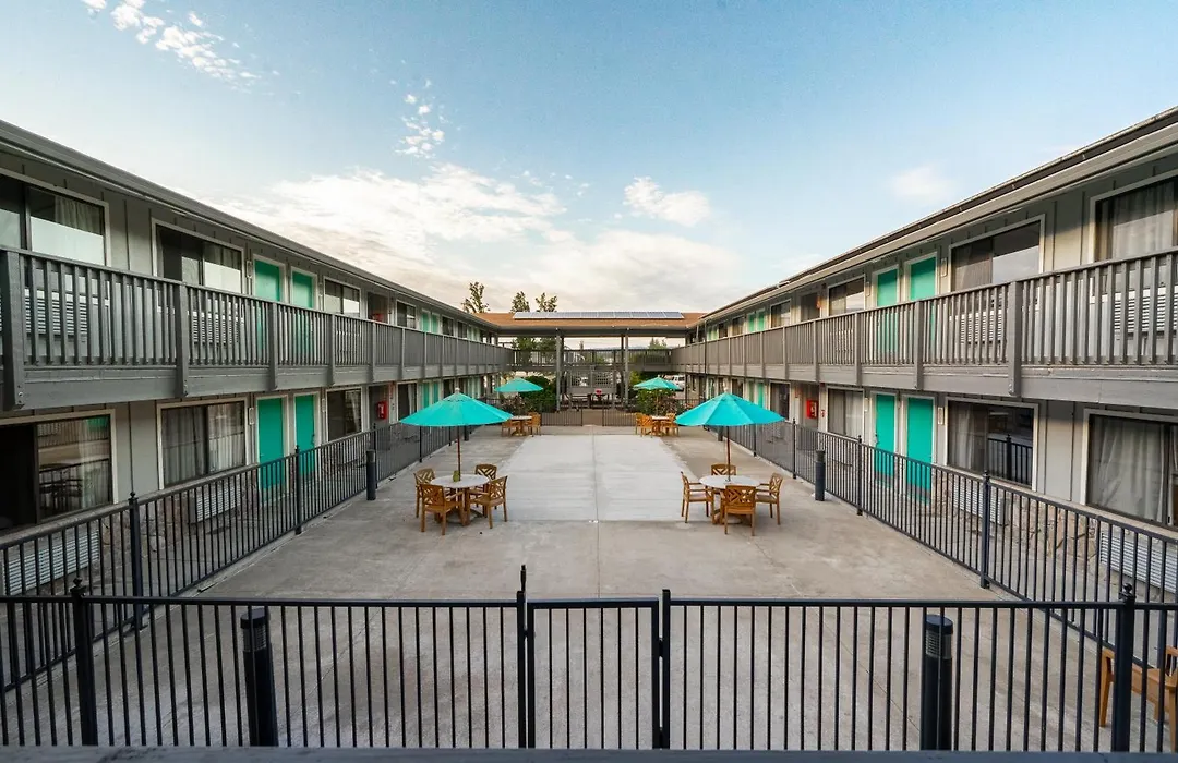 Pepper Tree Inn-1