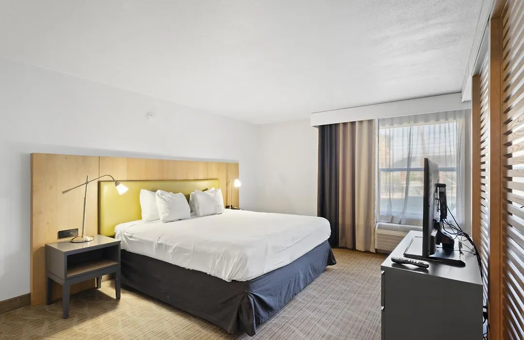 Greentree Inn & Suites Phoenix Sky Harbor-1